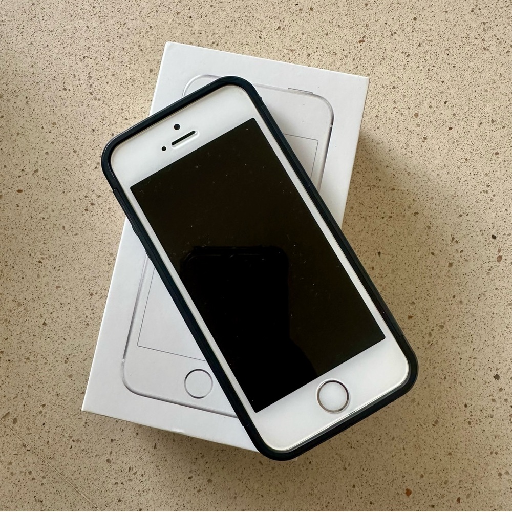 Unlocked iPhone SE 64gb with box and never used wired ear pods no sim